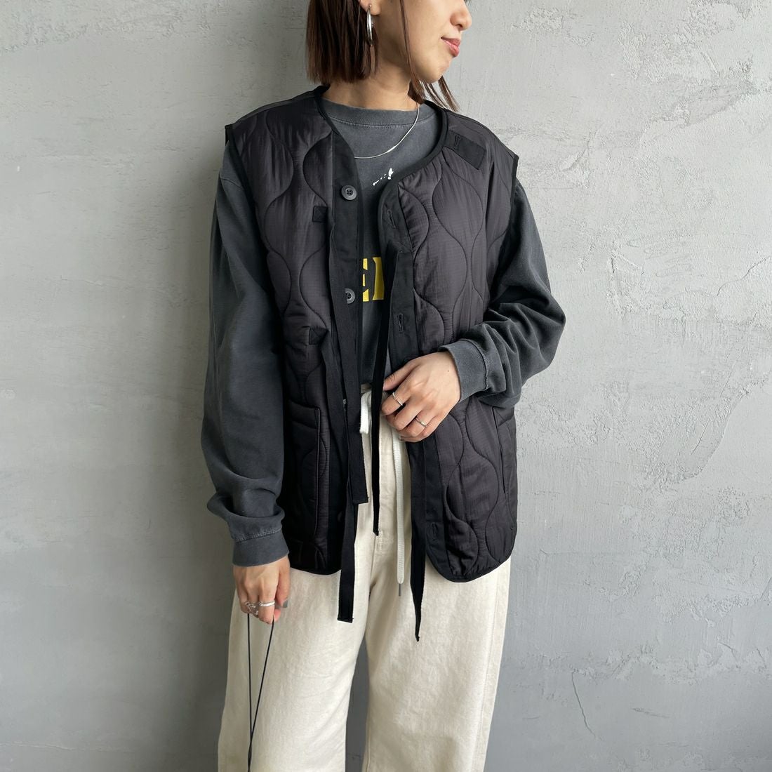 MILITARY [ミリタリー] 別注 フロントリボンキルティングベスト [T-24789000-JF] BLACK &&モデル身長：159cm 着用サイズ：M&&