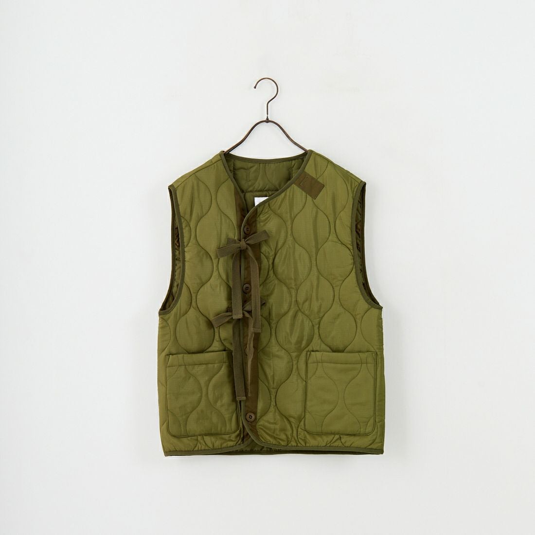 MILITARY [ミリタリー] 別注 フロントリボンキルティングベスト [T-24789000-JF] KHAKI