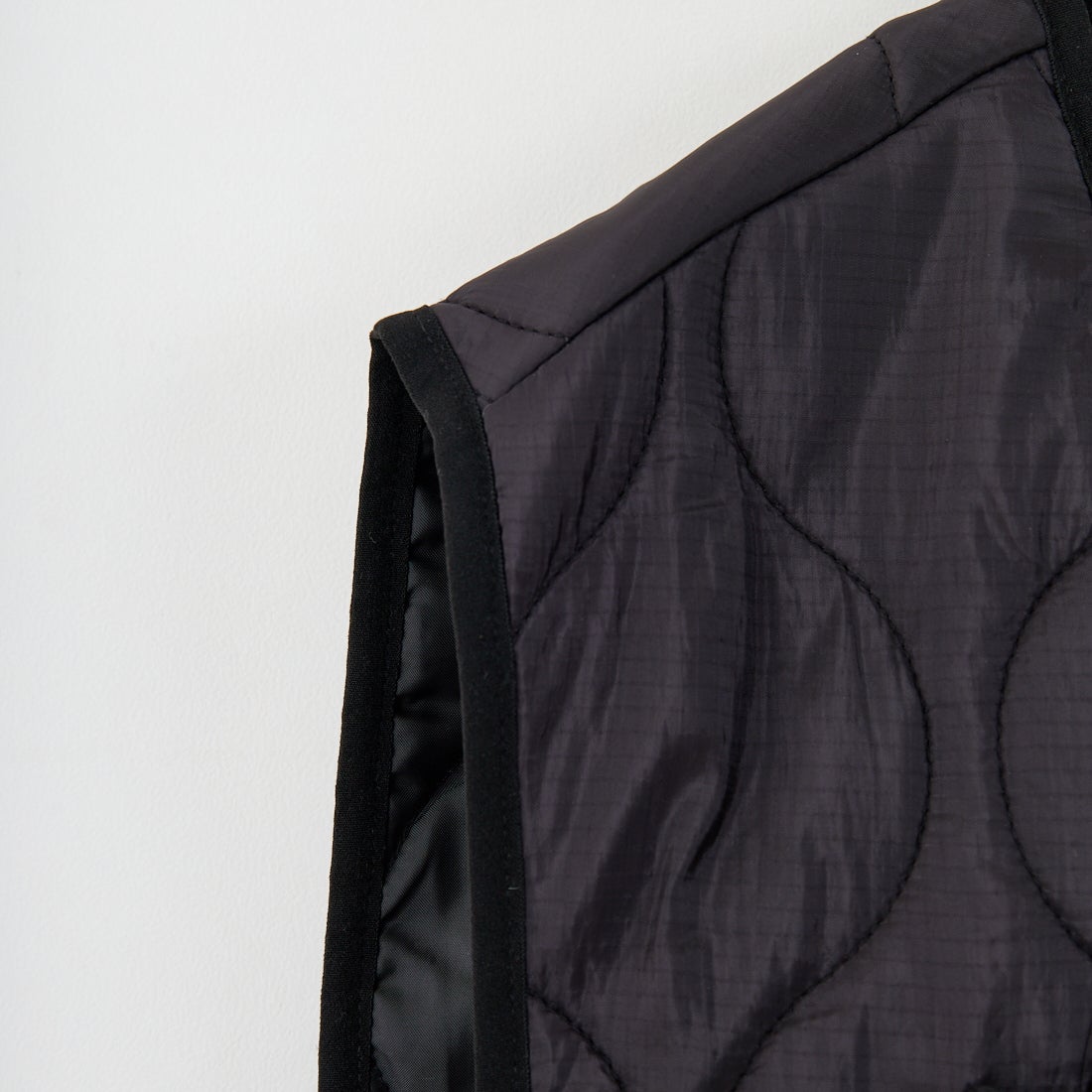 MILITARY [ミリタリー] 別注 フロントリボンキルティングベスト [T-24789000-JF] BLACK