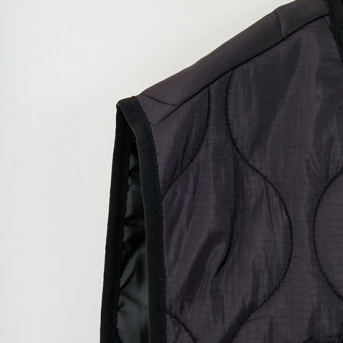 MILITARY [ミリタリー] 別注 フロントリボンキルティングベスト [T-24789000-JF] BLACK