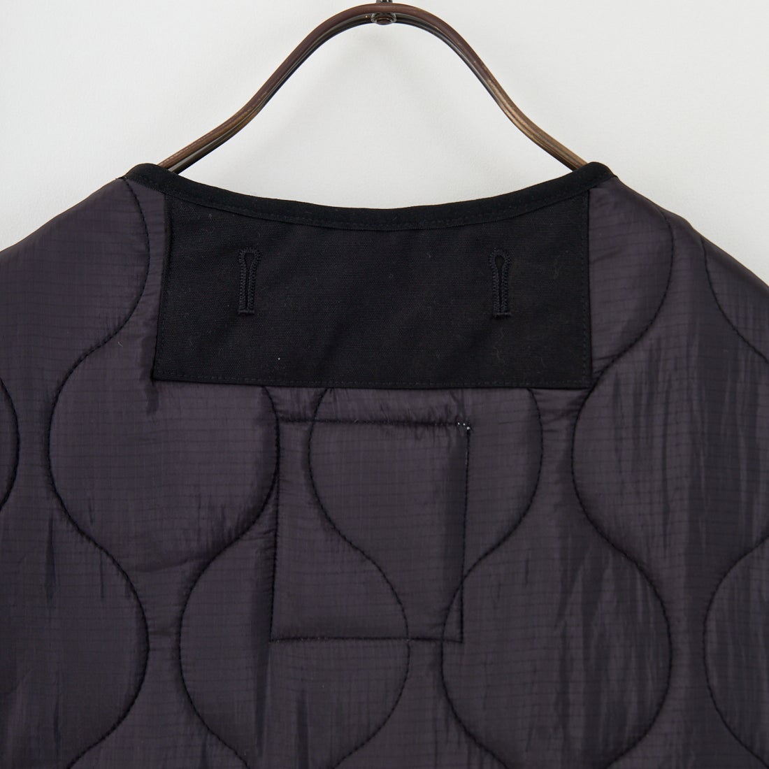 MILITARY [ミリタリー] 別注 フロントリボンキルティングベスト [T-24789000-JF] BLACK