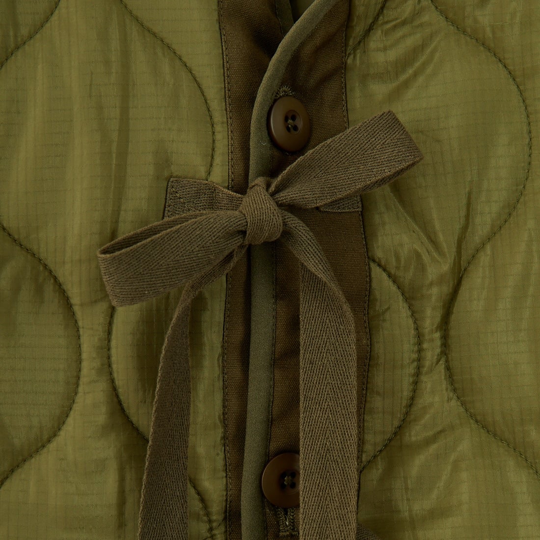 MILITARY [ミリタリー] 別注 フロントリボンキルティングベスト [T-24789000-JF] KHAKI