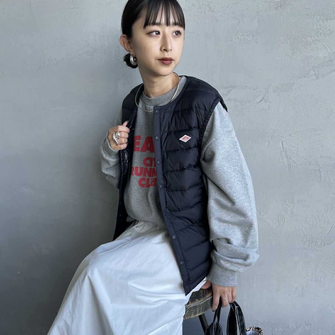 DANTON [ダントン] インナーダウン クルーネックベスト [DT-A0002RRT] BLACK &&モデル身長：150cm 着用サイズ：S&&