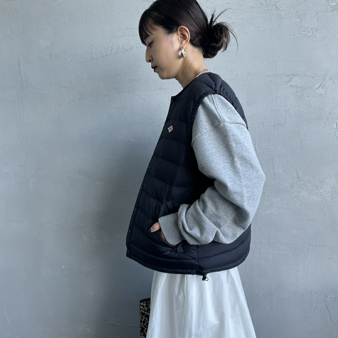 DANTON [ダントン] インナーダウン クルーネックベスト [DT-A0002RRT] BLACK &&モデル身長：150cm 着用サイズ：S&&