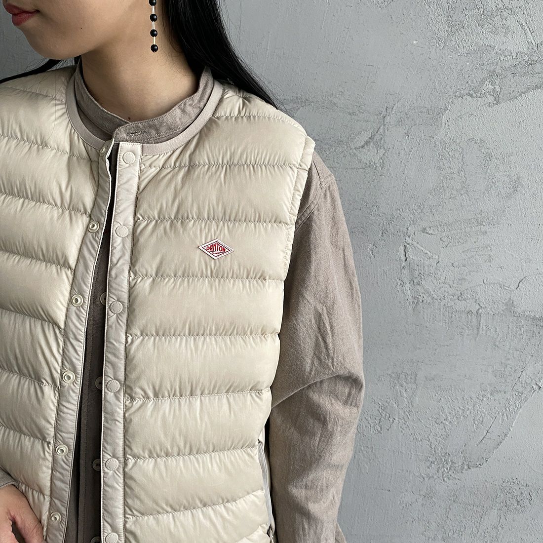 DANTON [ダントン] インナーダウン クルーネックベスト [DT-A0002RRT] OYSTER WHI &&モデル身長：156cm 着用サイズ：S&&