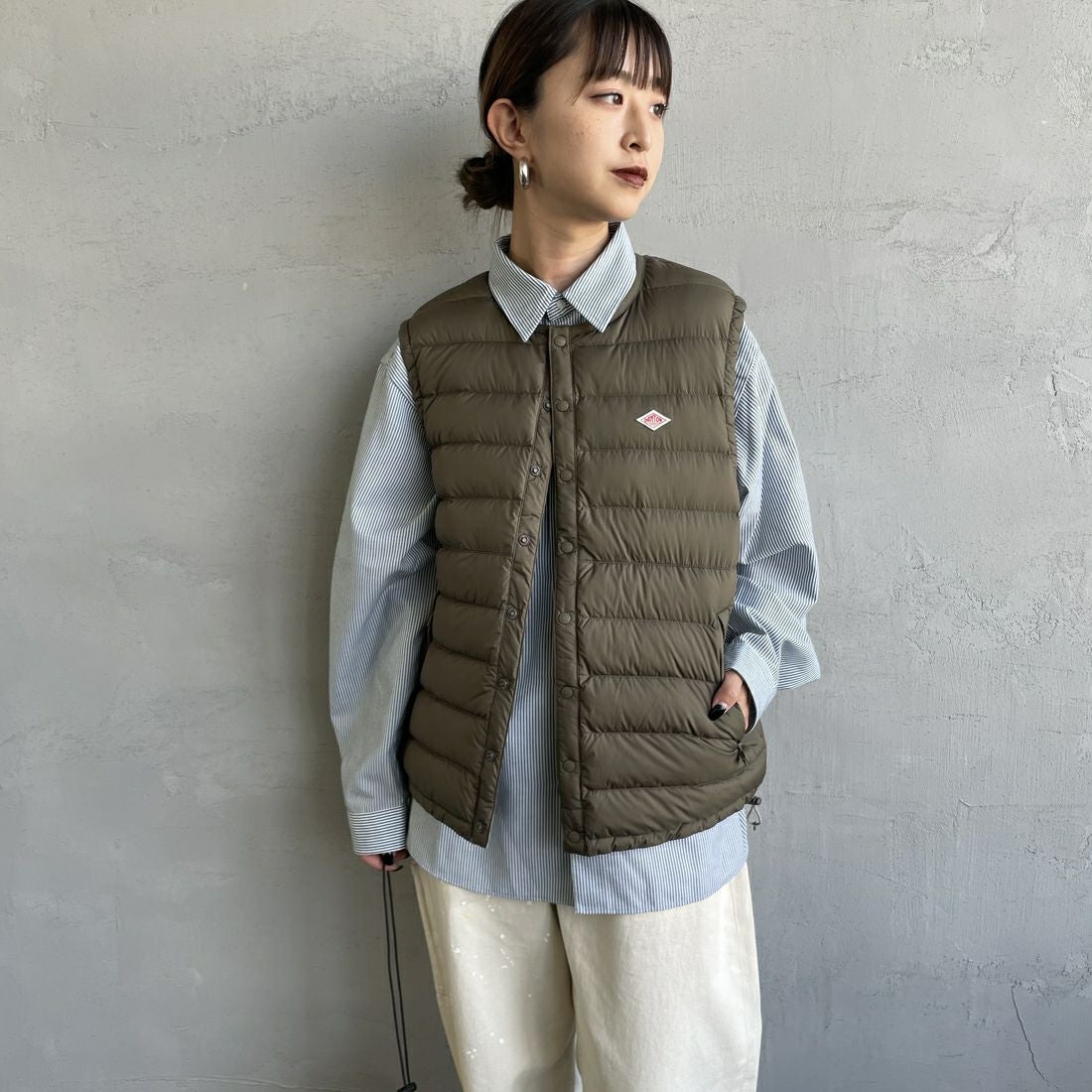 DANTON [ダントン] インナーダウン クルーネックベスト [DT-A0002RRT] OLIVE &&モデル身長：150cm 着用サイズ：M&&