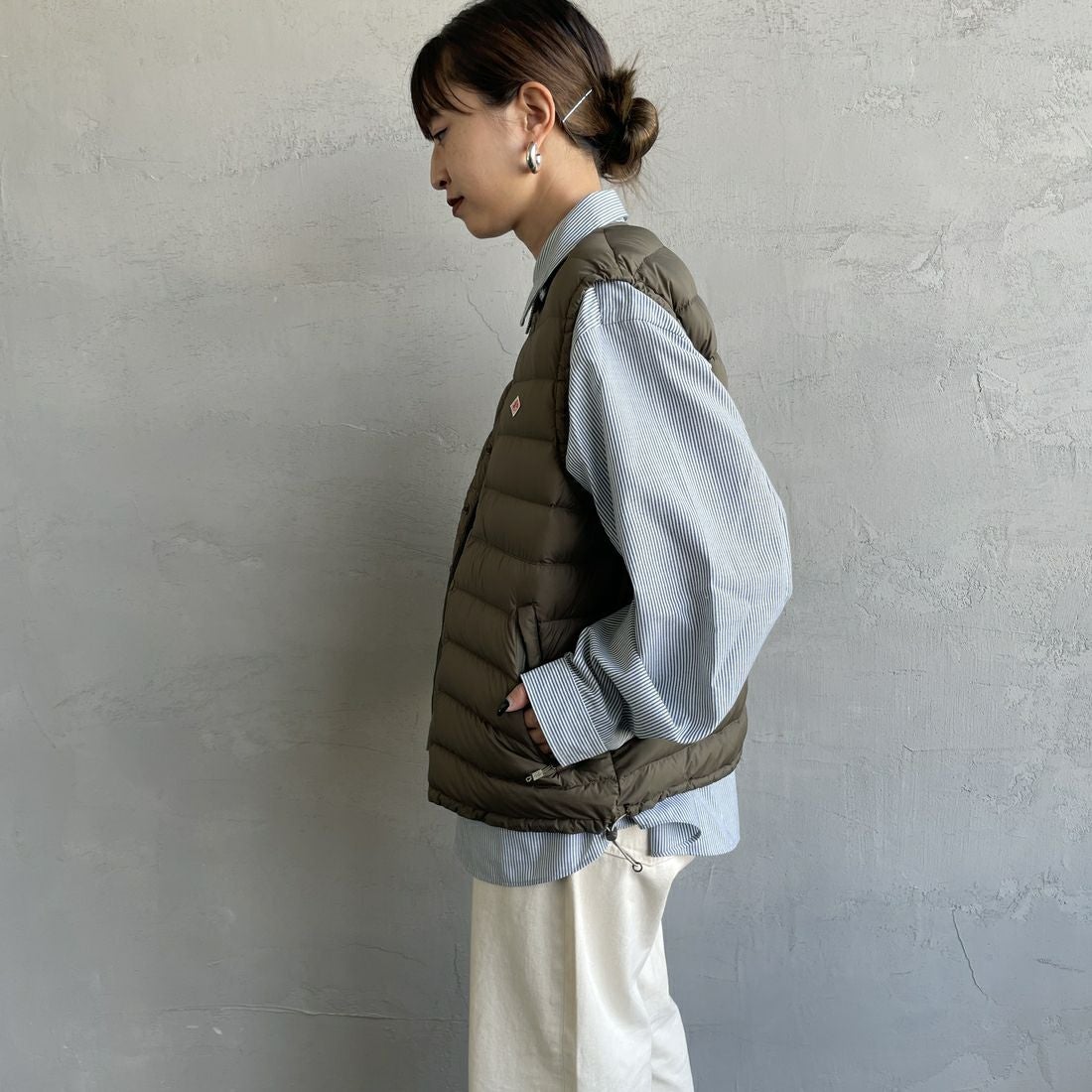 DANTON [ダントン] インナーダウン クルーネックベスト [DT-A0002RRT] OLIVE &&モデル身長：150cm 着用サイズ：M&&