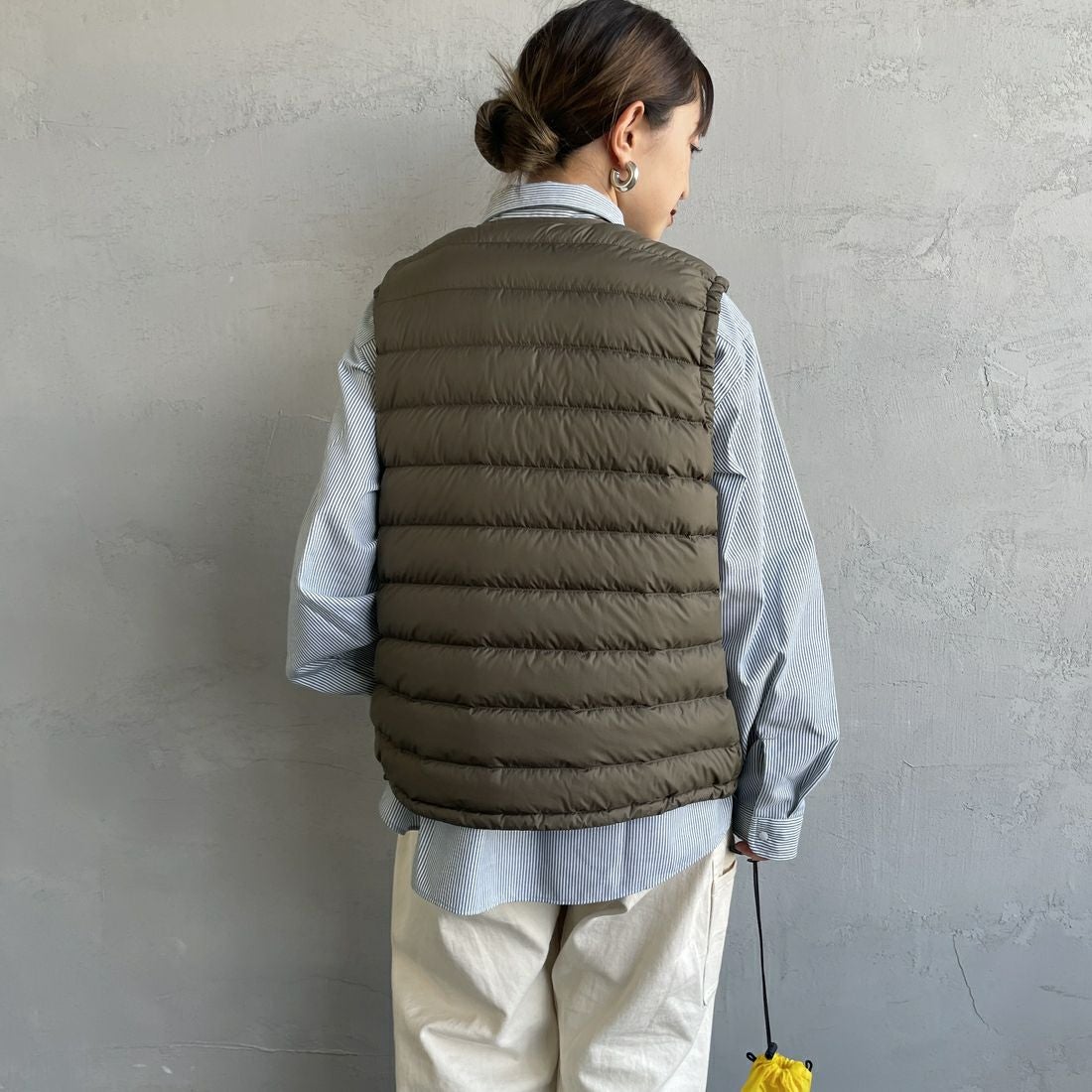 DANTON [ダントン] インナーダウン クルーネックベスト [DT-A0002RRT] OLIVE &&モデル身長：150cm 着用サイズ：M&&