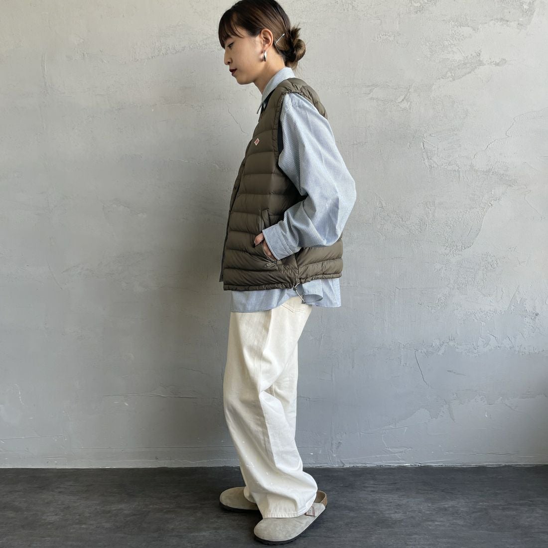 DANTON [ダントン] インナーダウン クルーネックベスト [DT-A0002RRT] OLIVE &&モデル身長：150cm 着用サイズ：M&&