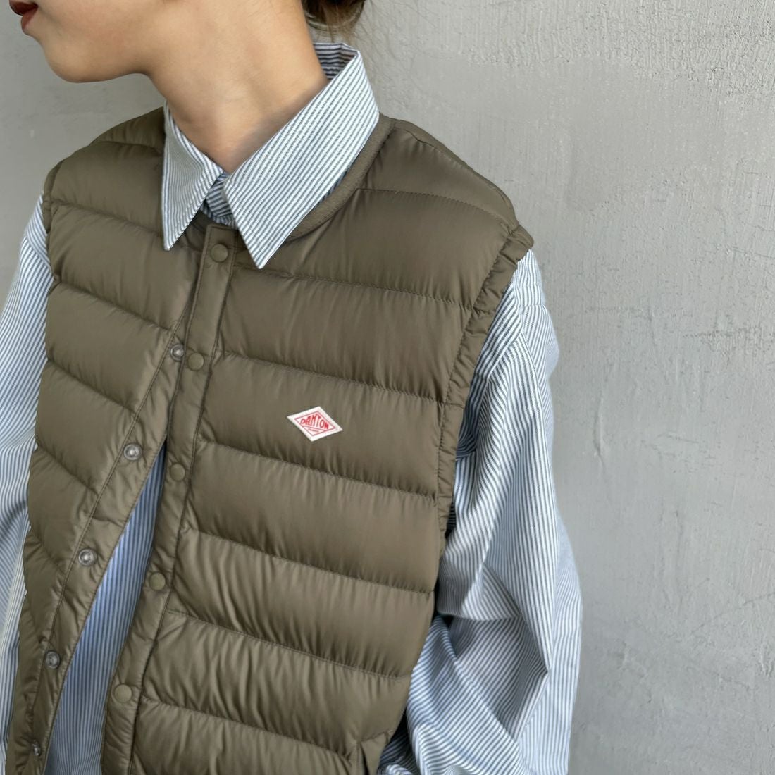 DANTON [ダントン] インナーダウン クルーネックベスト [DT-A0002RRT] OLIVE &&モデル身長：150cm 着用サイズ：M&&