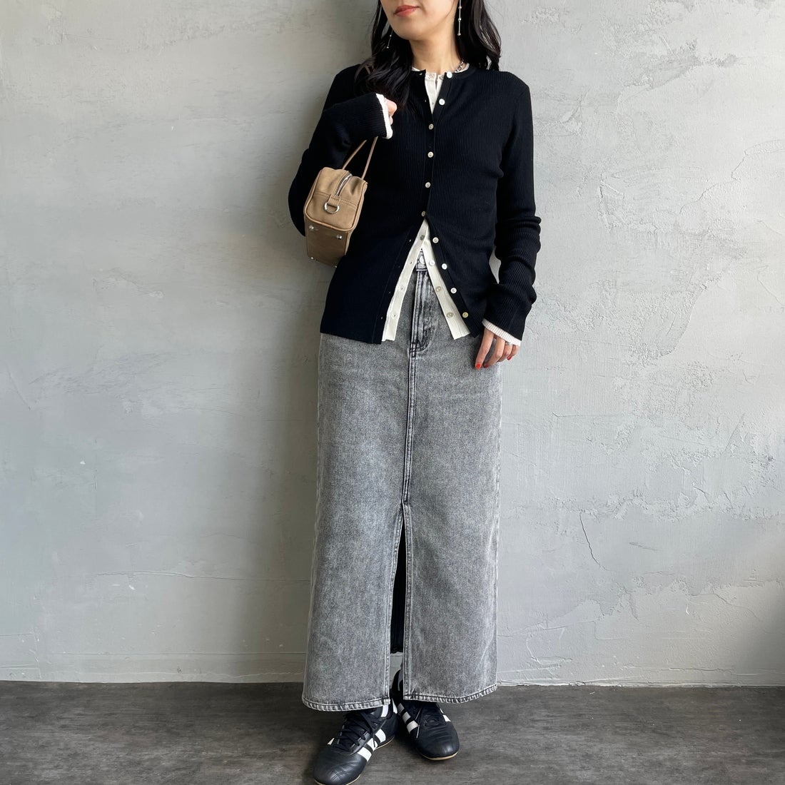 Jeans Factory Clothes [ジーンズファクトリークローズ] コットンデニムナロースカート [JFC-254-066] ACID BLACK &&モデル身長：160cm 着用サイズ：XS&&