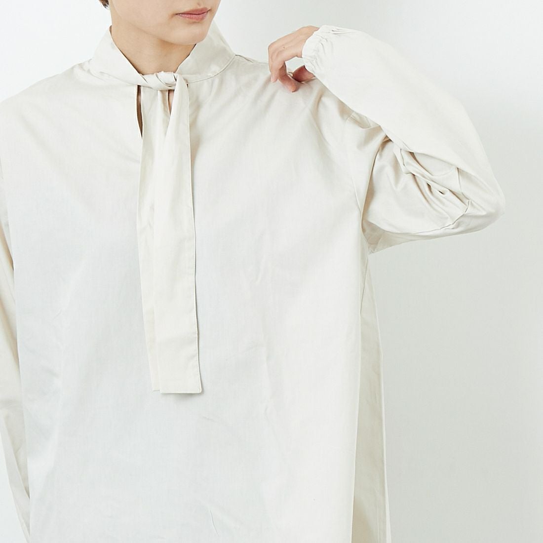 Commencement [コメンスメント] ロングスリーブボウタイシャツ [C-315] SILVER &&モデル身長：160cm 着用サイズ：F&&