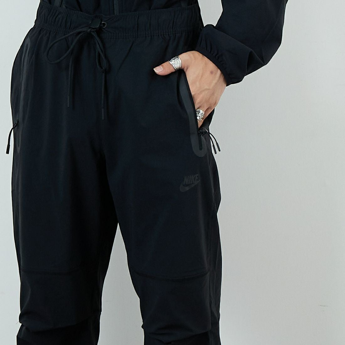 NIKE [ナイキ] テックウーブンパンツ [HM8242] 010 ﾌﾞﾗｯｸ &&モデル身長：179cm 着用サイズ：L&&