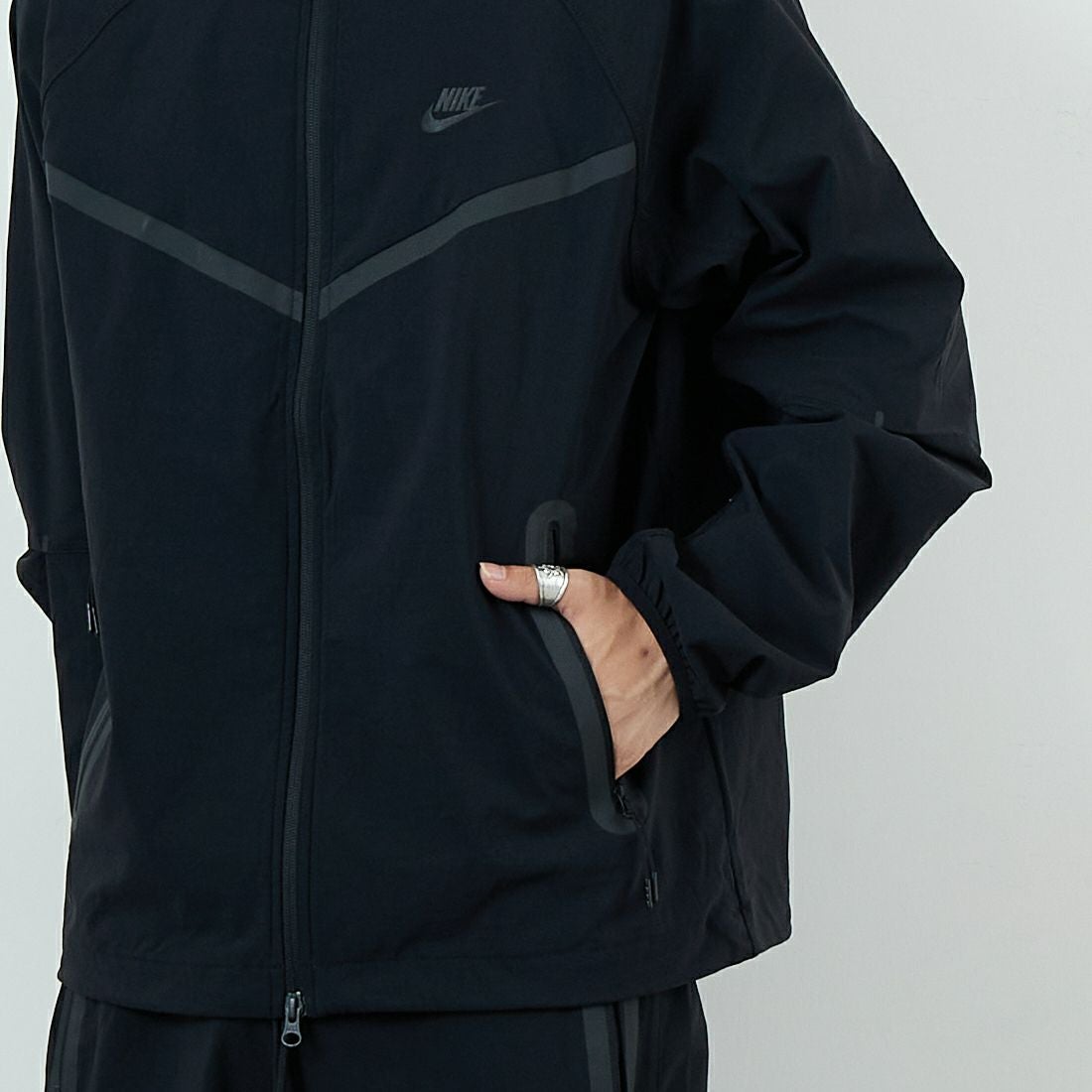 NIKE [ナイキ] ウィンドランナー フルジップウーブンジャケット [HM7152] 010 ﾌﾞﾗｯｸ &&モデル身長：179cm 着用サイズ：M&&