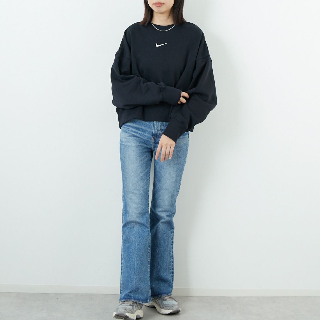 NIKE [ナイキ] オーバーサイズ クルーネックスウェット [DQ5762] 010 ﾌﾞﾗｯｸ &&モデル身長：162cm 着用サイズ：M&&