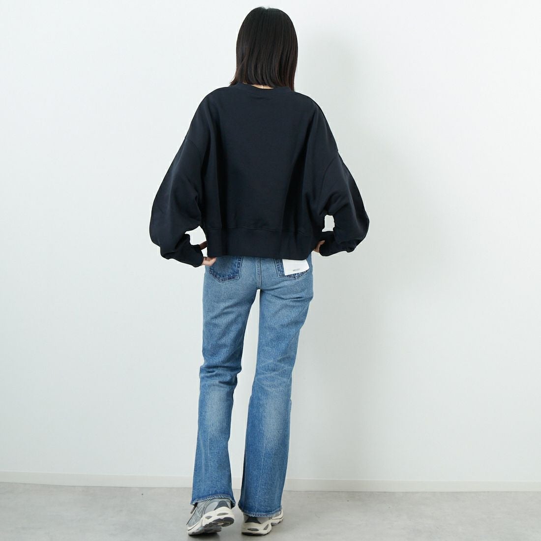 NIKE [ナイキ] オーバーサイズ クルーネックスウェット [DQ5762] 010 ﾌﾞﾗｯｸ &&モデル身長：162cm 着用サイズ：M&&