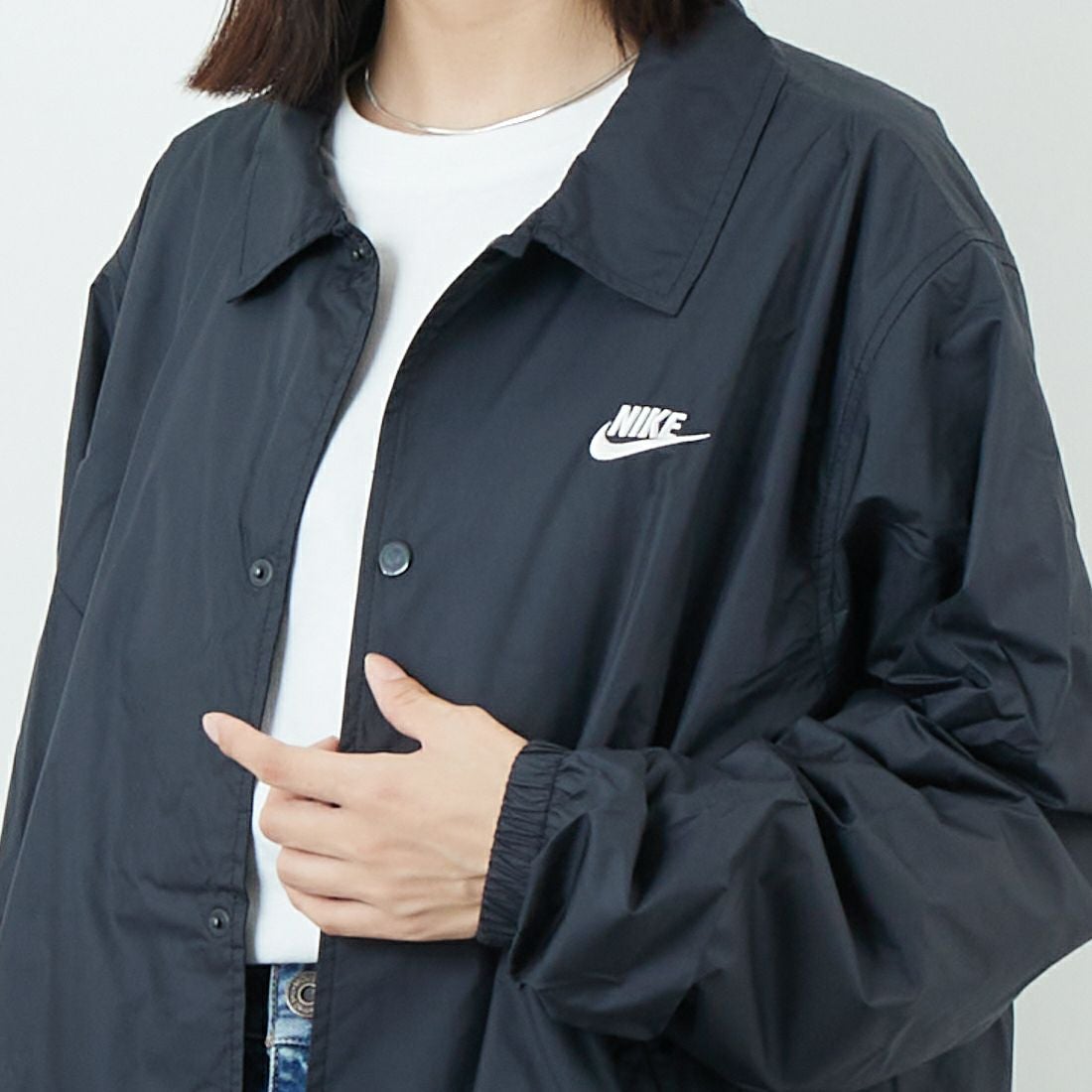 NIKE [ナイキ] コーチジャケット [FN3317] 010 ﾌﾞﾗｯｸ &&モデル身長：162cm 着用サイズ：S&&