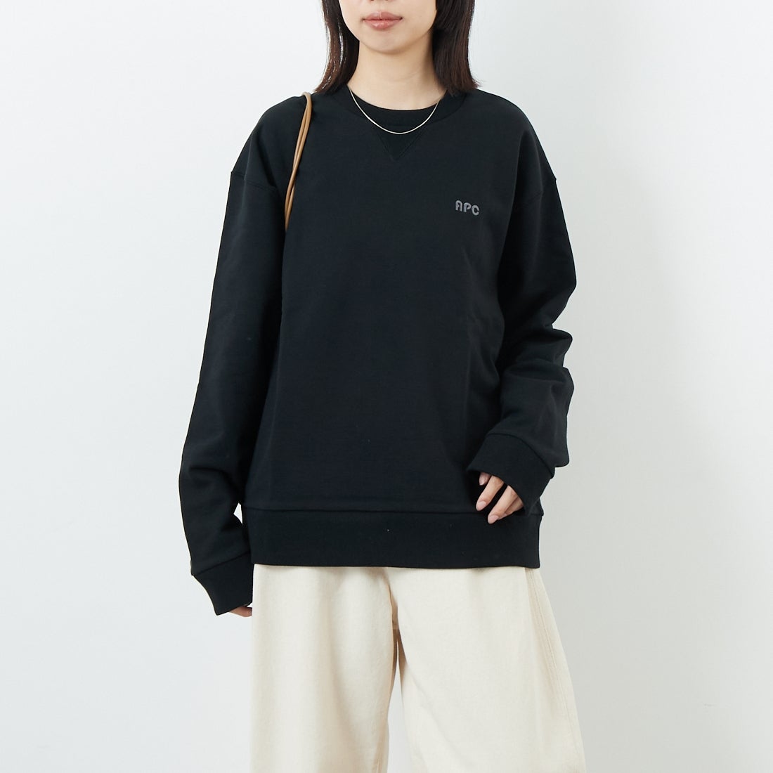 A.P.C. [アー・ペー・セー] Alfred クルーネックスウェット [MOLLETON-ALFRED] 99 NOIR &&モデル身長：162cm 着用サイズ：S&&