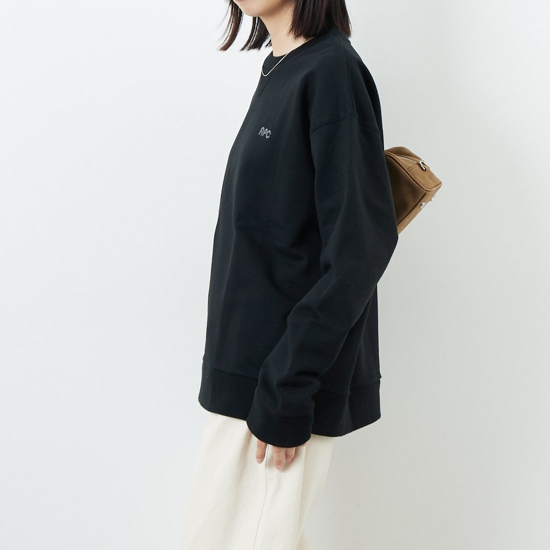 A.P.C. [アー・ペー・セー] Alfred クルーネックスウェット [MOLLETON-ALFRED] 99 NOIR &&モデル身長：162cm 着用サイズ：S&&