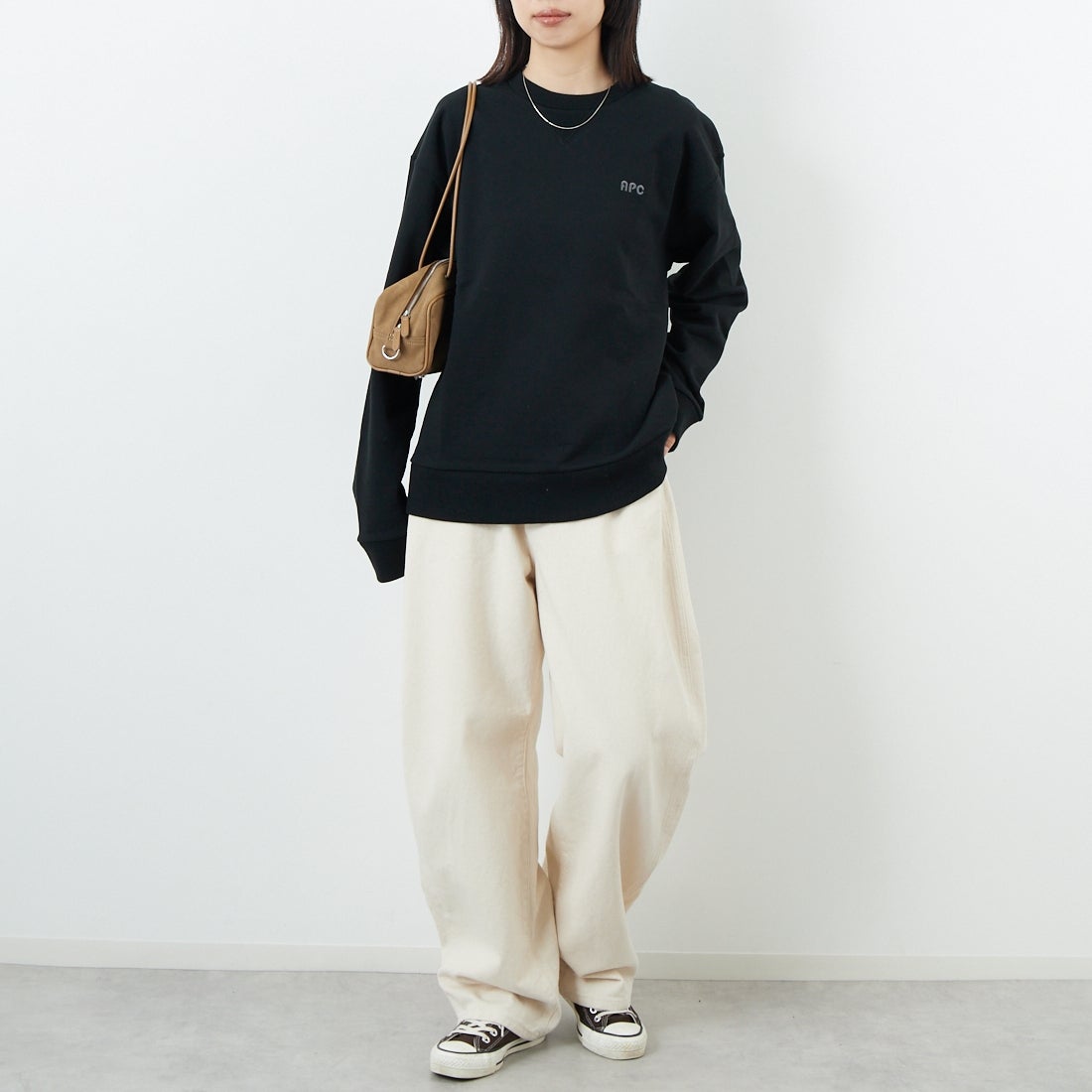 A.P.C. [アー・ペー・セー] Alfred クルーネックスウェット [MOLLETON-ALFRED] 99 NOIR &&モデル身長：162cm 着用サイズ：S&&