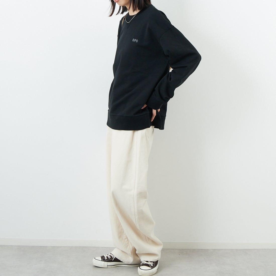 A.P.C. [アー・ペー・セー] Alfred クルーネックスウェット [MOLLETON-ALFRED] 99 NOIR &&モデル身長：162cm 着用サイズ：S&&