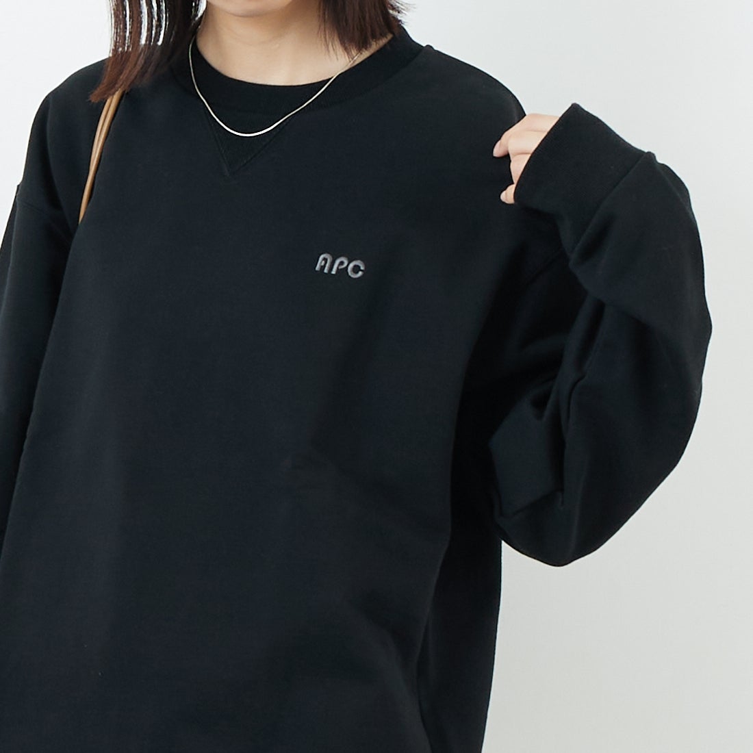 A.P.C. [アー・ペー・セー] Alfred クルーネックスウェット [MOLLETON-ALFRED] 99 NOIR &&モデル身長：162cm 着用サイズ：S&&