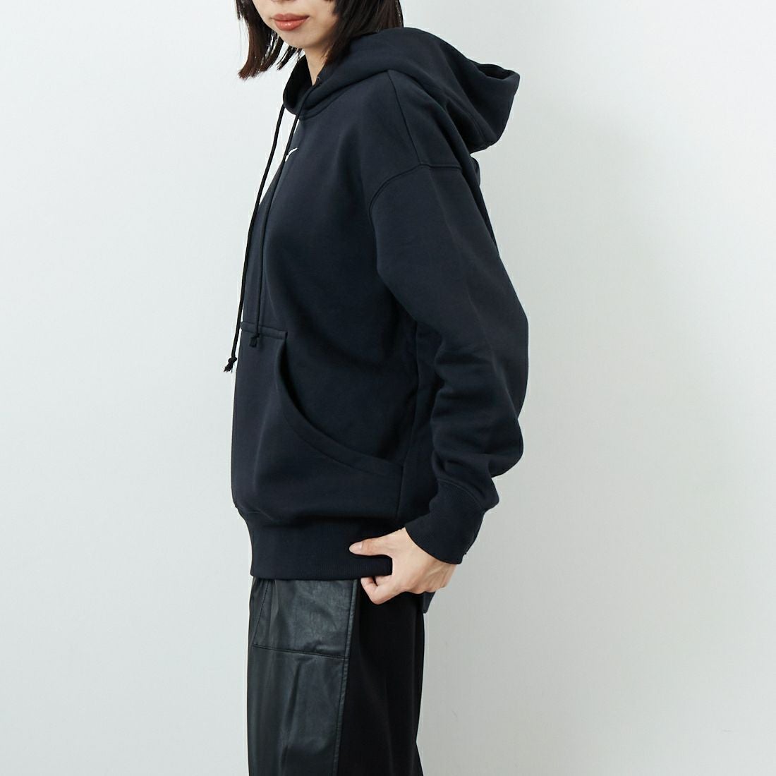 NIKE [ナイキ] オーバーサイズ プルオーバーパーカー [DQ5861] 010 ﾌﾞﾗｯｸ &&モデル身長：162cm 着用サイズ：M&&