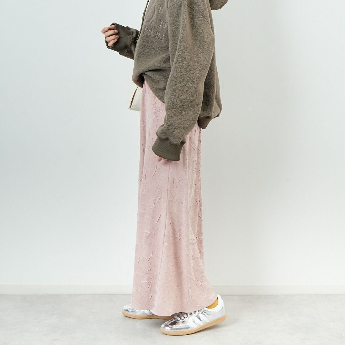 CHIGNON [シニヨン] スエードライクワッシャースカート [2754-036MK] PINK &&モデル身長：162cm 着用サイズ：F&&