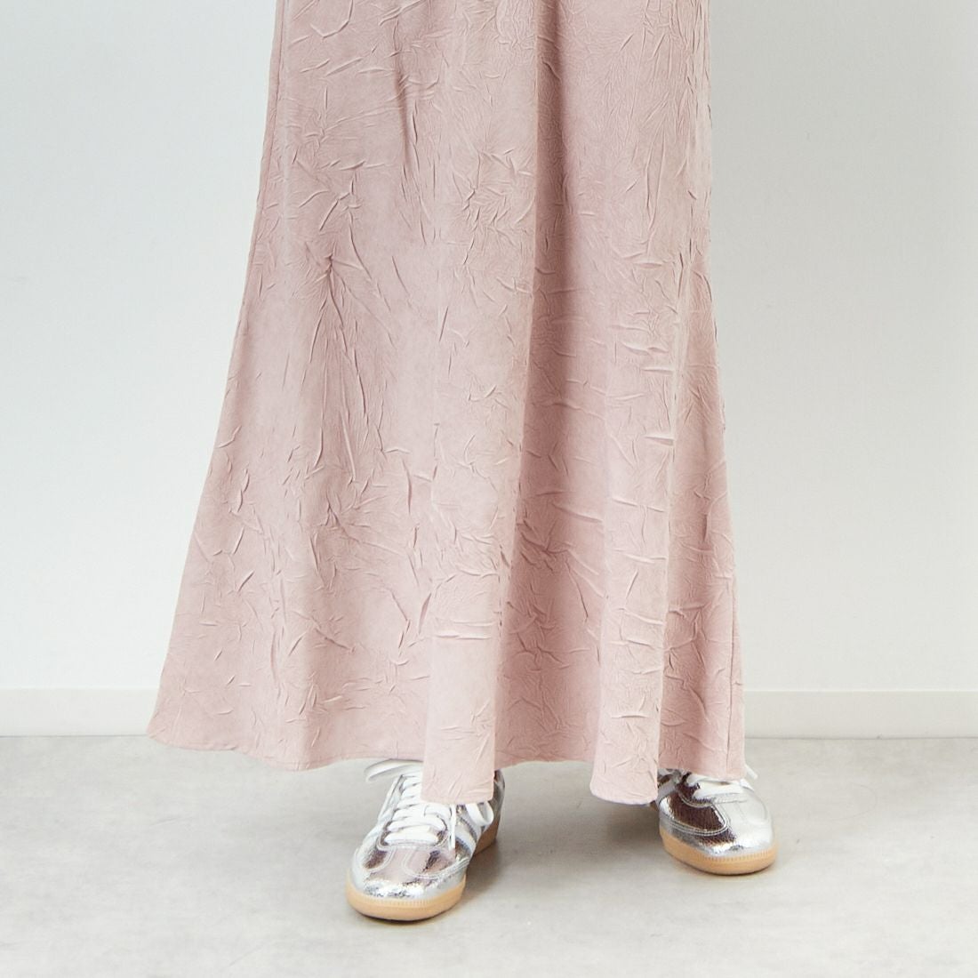 CHIGNON [シニヨン] スエードライクワッシャースカート [2754-036MK] PINK &&モデル身長：162cm 着用サイズ：F&&