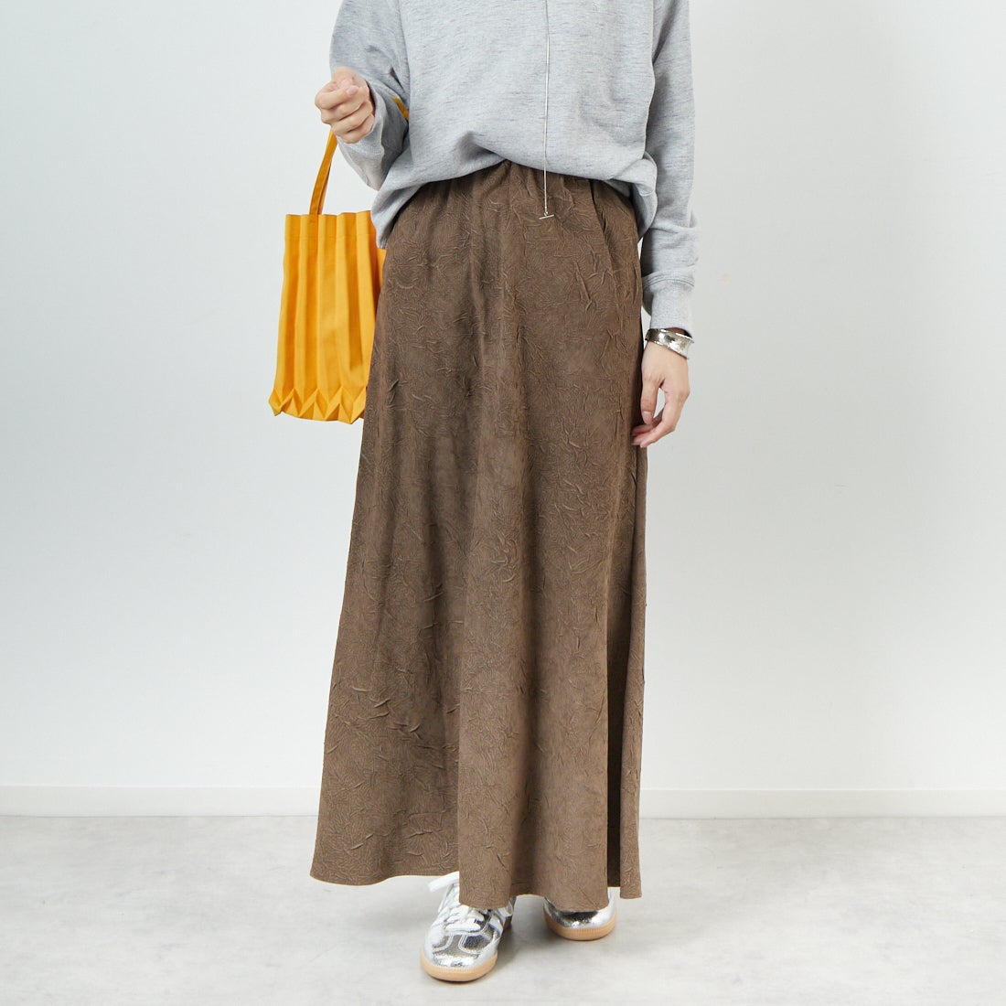 CHIGNON [シニヨン] スエードライクワッシャースカート [2754-036MK] KHAKI &&モデル身長：162cm 着用サイズ：F&&
