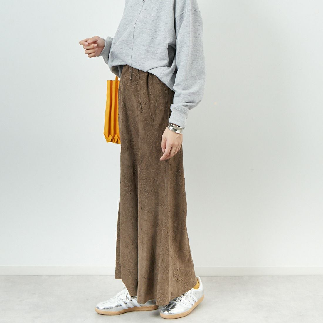 CHIGNON [シニヨン] スエードライクワッシャースカート [2754-036MK] KHAKI &&モデル身長：162cm 着用サイズ：F&&