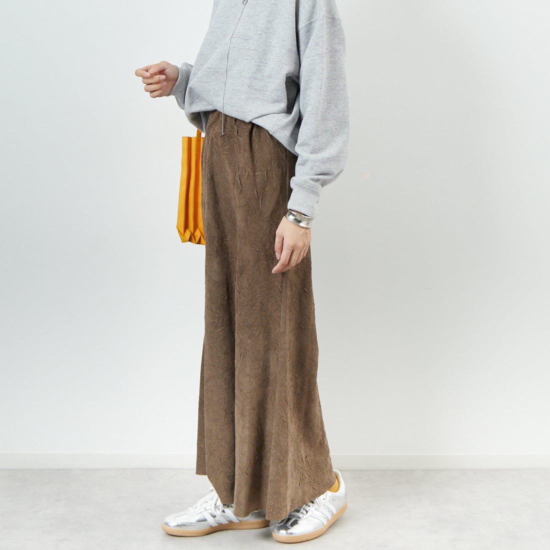 CHIGNON [シニヨン] スエードライクワッシャースカート [2754-036MK] KHAKI &&モデル身長：162cm 着用サイズ：F&&