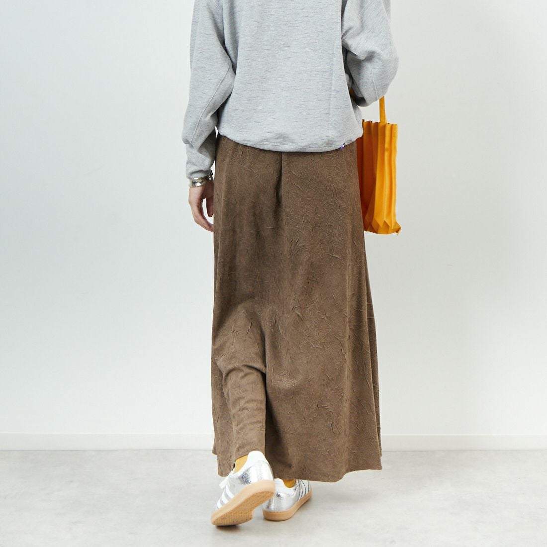 CHIGNON [シニヨン] スエードライクワッシャースカート [2754-036MK] KHAKI &&モデル身長：162cm 着用サイズ：F&&