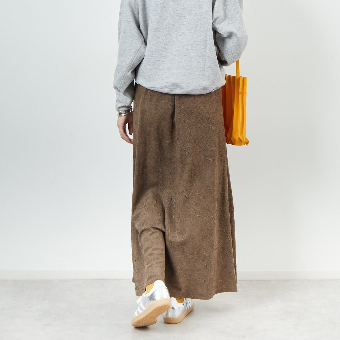 CHIGNON [シニヨン] スエードライクワッシャースカート [2754-036MK] KHAKI &&モデル身長：162cm 着用サイズ：F&&