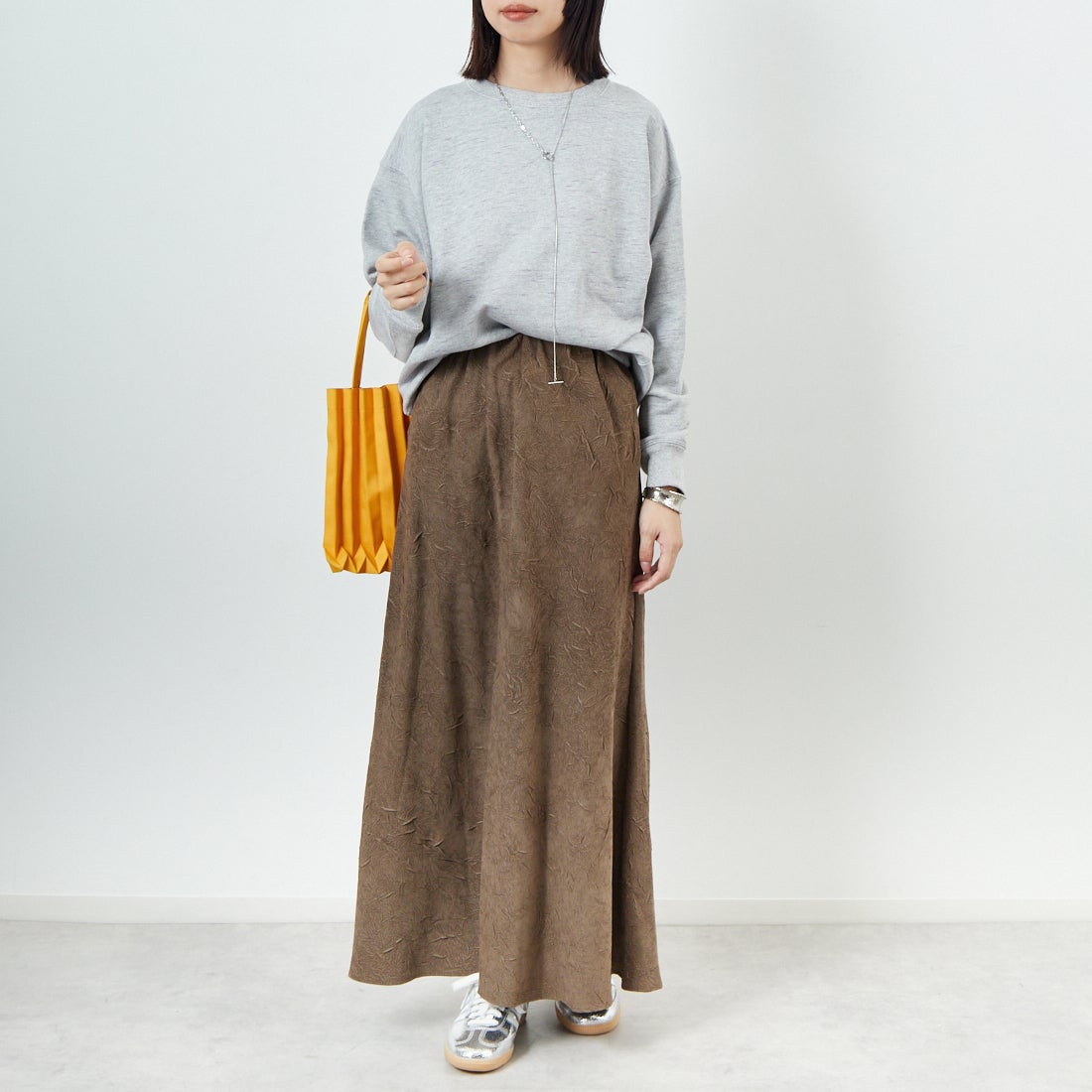 CHIGNON [シニヨン] スエードライクワッシャースカート [2754-036MK] KHAKI &&モデル身長：162cm 着用サイズ：F&&