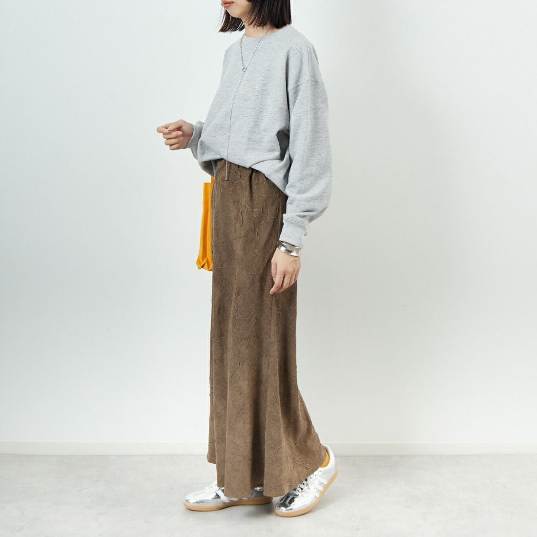 CHIGNON [シニヨン] スエードライクワッシャースカート [2754-036MK] KHAKI &&モデル身長：162cm 着用サイズ：F&&