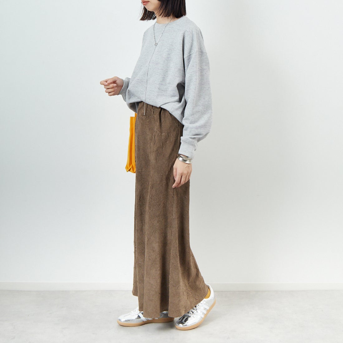 CHIGNON [シニヨン] スエードライクワッシャースカート [2754-036MK] KHAKI &&モデル身長：162cm 着用サイズ：F&&