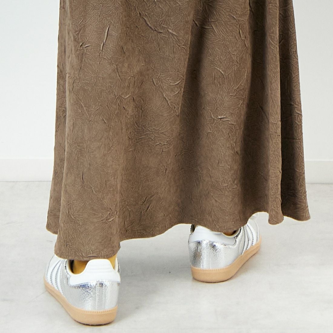 CHIGNON [シニヨン] スエードライクワッシャースカート [2754-036MK] KHAKI &&モデル身長：162cm 着用サイズ：F&&