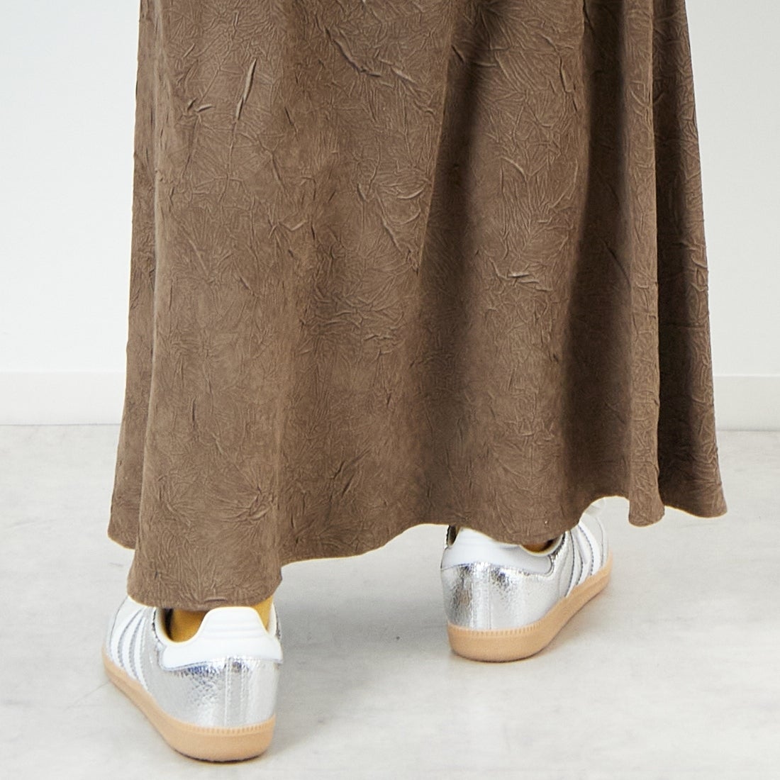 CHIGNON [シニヨン] スエードライクワッシャースカート [2754-036MK] KHAKI &&モデル身長：162cm 着用サイズ：F&&