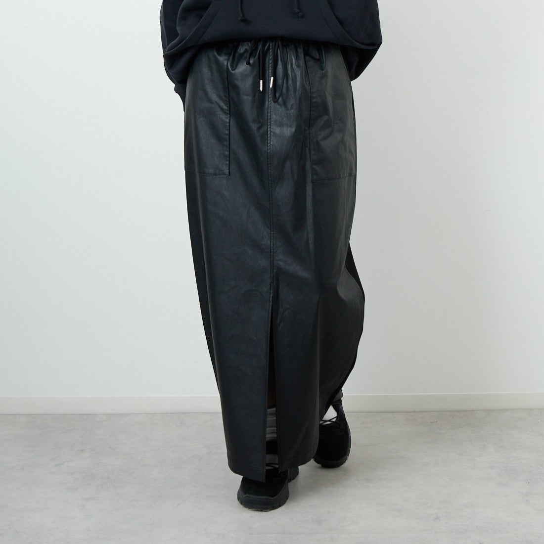CHIGNON [シニヨン] フェイクレザーベイカースカート [2754-003KK] BLACK &&モデル身長：162cm 着用サイズ：F&&