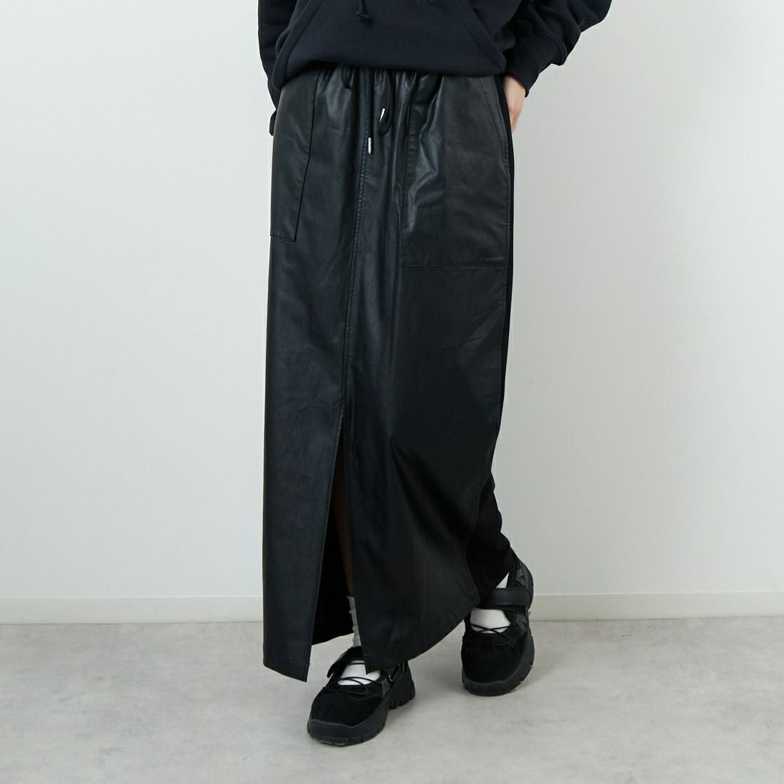 CHIGNON [シニヨン] フェイクレザーベイカースカート [2754-003KK] BLACK &&モデル身長：162cm 着用サイズ：F&&