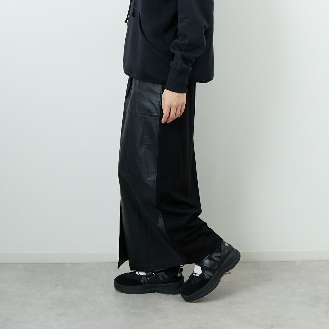 CHIGNON [シニヨン] フェイクレザーベイカースカート [2754-003KK] BLACK &&モデル身長：162cm 着用サイズ：F&&