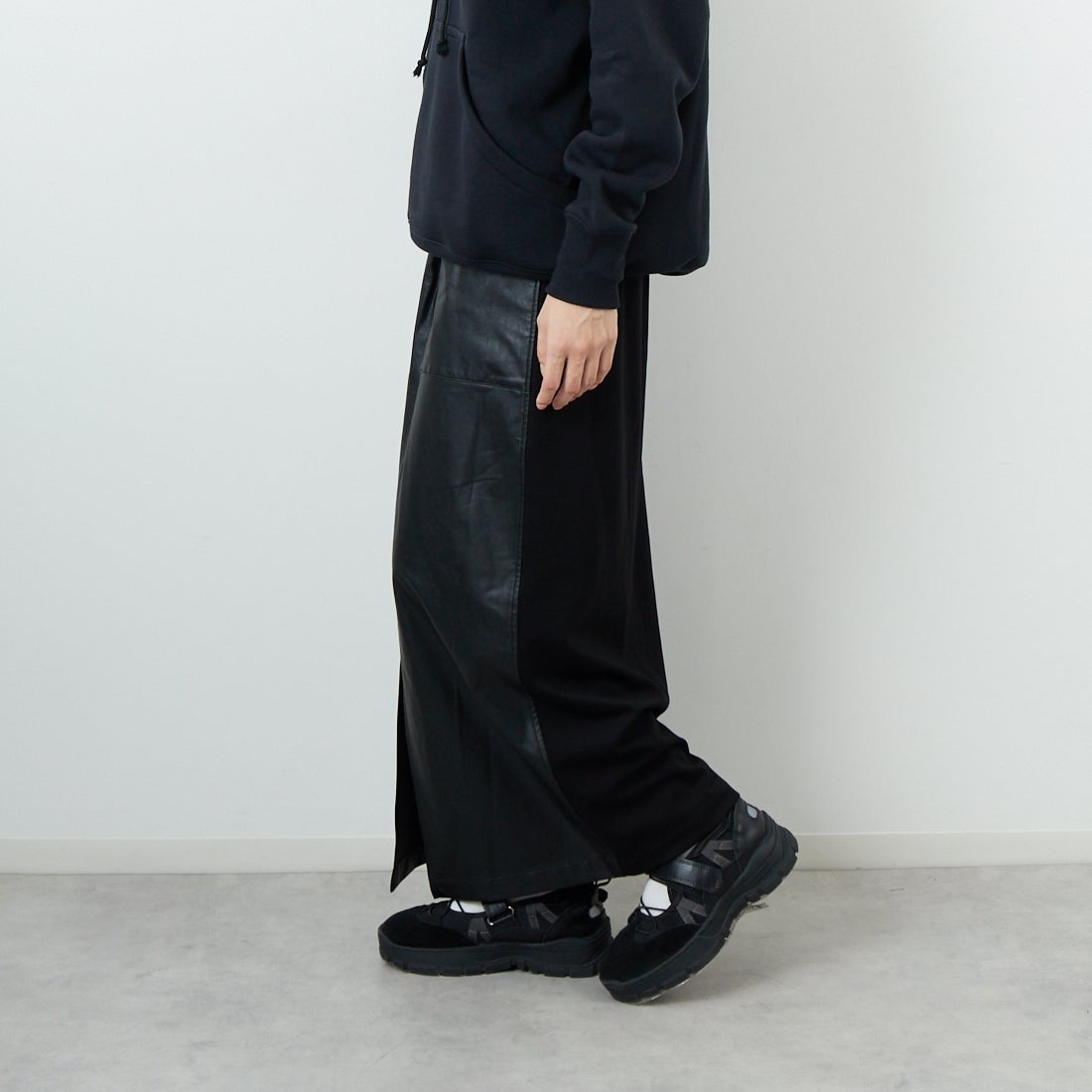 CHIGNON [シニヨン] フェイクレザーベイカースカート [2754-003KK] BLACK &&モデル身長：162cm 着用サイズ：F&&