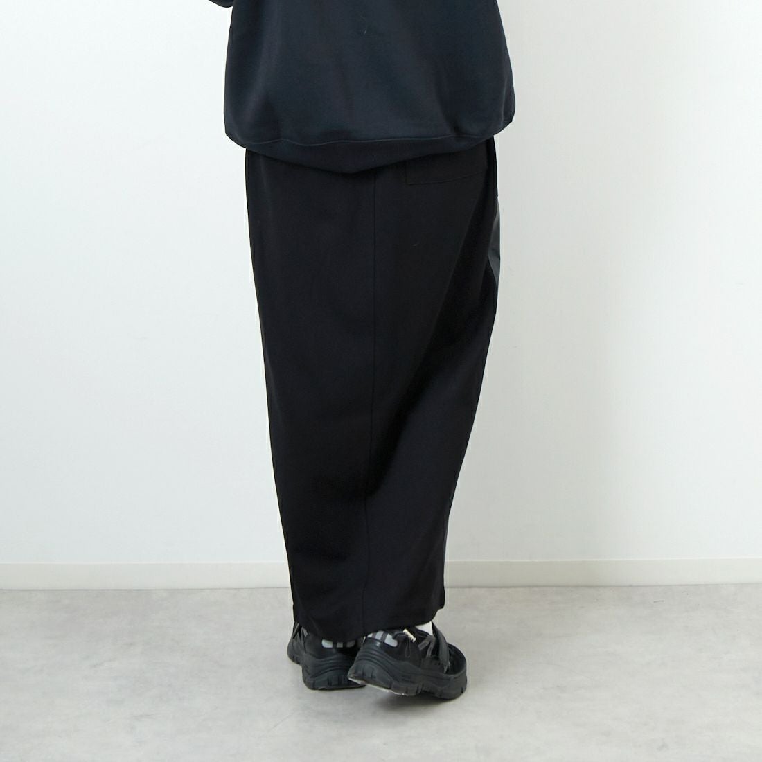 CHIGNON [シニヨン] フェイクレザーベイカースカート [2754-003KK] BLACK &&モデル身長：162cm 着用サイズ：F&&