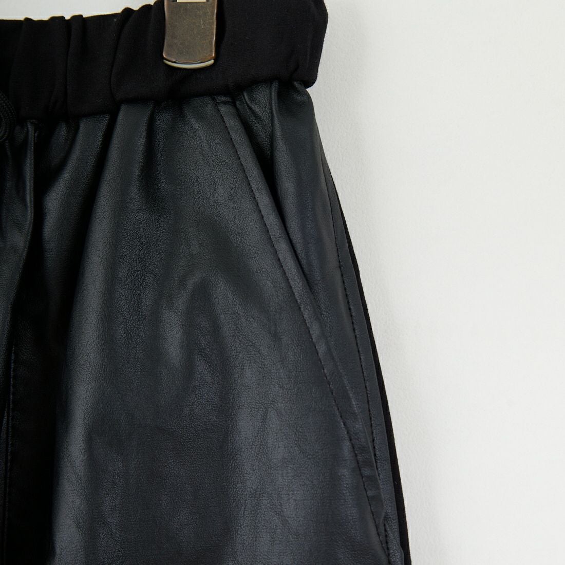 CHIGNON [シニヨン] フェイクレザーベイカースカート [2754-003KK] BLACK &&モデル身長：162cm 着用サイズ：F&&