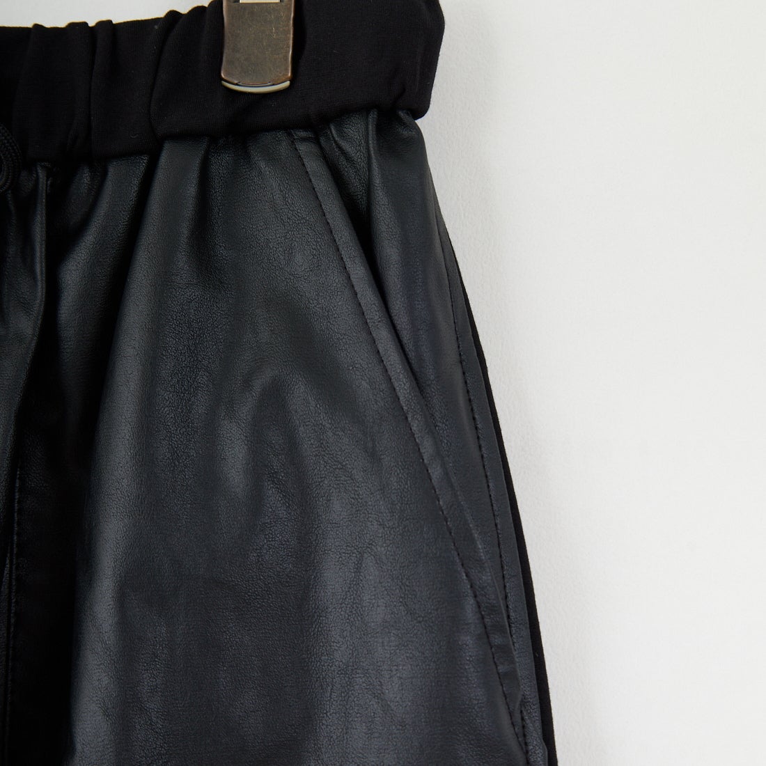 CHIGNON [シニヨン] フェイクレザーベイカースカート [2754-003KK] BLACK &&モデル身長：162cm 着用サイズ：F&&