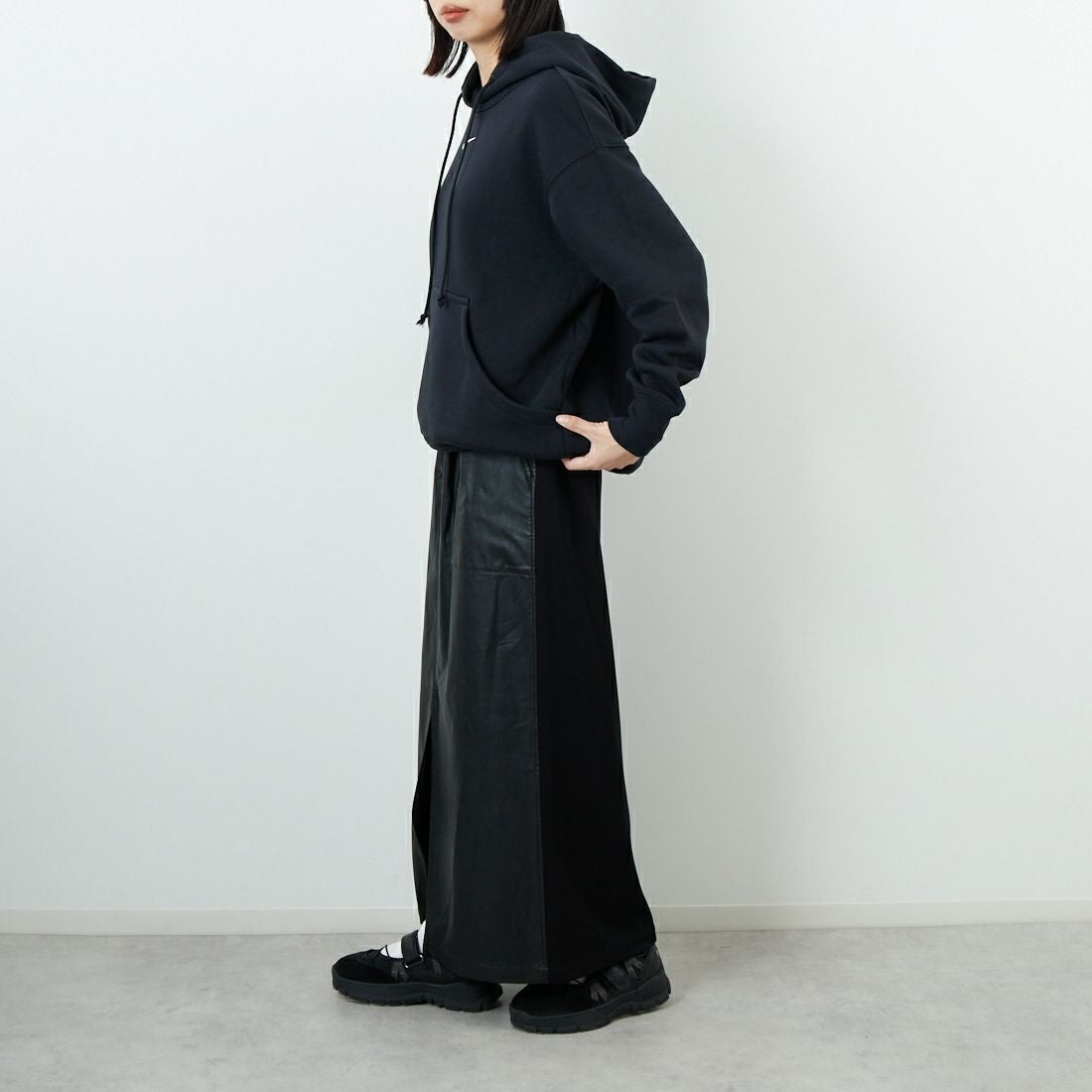 CHIGNON [シニヨン] フェイクレザーベイカースカート [2754-003KK] BLACK &&モデル身長：162cm 着用サイズ：F&&