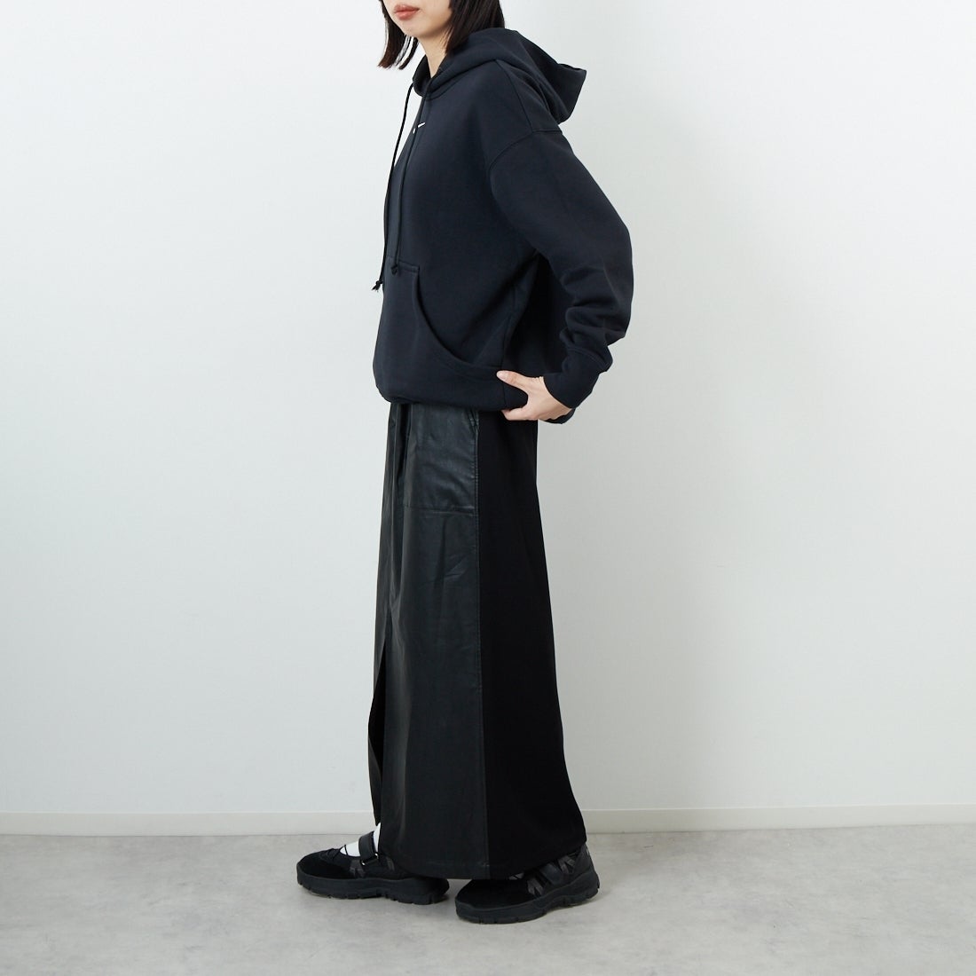 CHIGNON [シニヨン] フェイクレザーベイカースカート [2754-003KK] BLACK &&モデル身長：162cm 着用サイズ：F&&