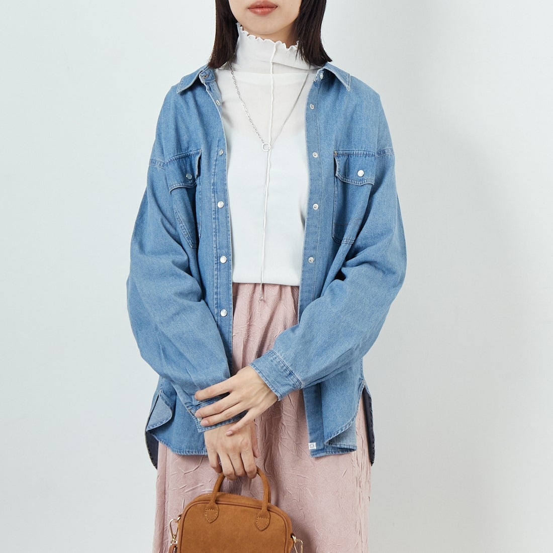 SOMETHING [サムシング] ビッグデニムシャツ [ST224] 198 M.BLUE &&モデル身長：162cm 着用サイズ：F&&