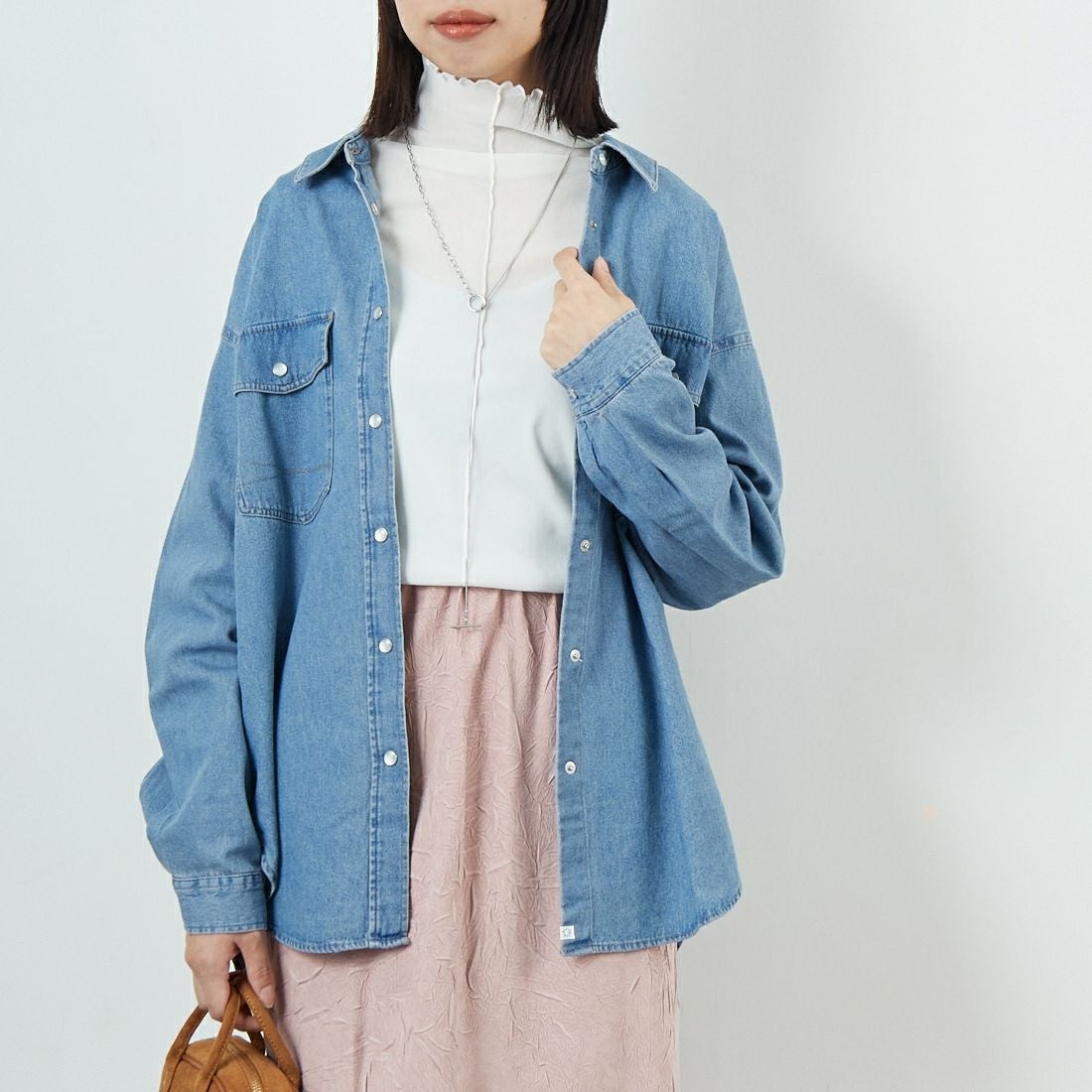 SOMETHING [サムシング] ビッグデニムシャツ [ST224] 198 M.BLUE &&モデル身長：162cm 着用サイズ：F&&